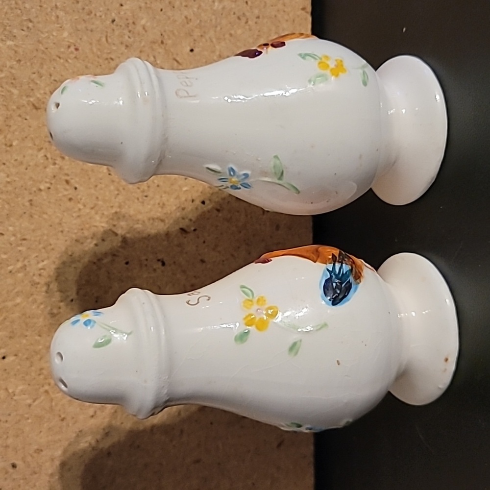 Vintage Enesco Chicken & Rooster Salt & Pepper Shakers - Picture 2 of 9